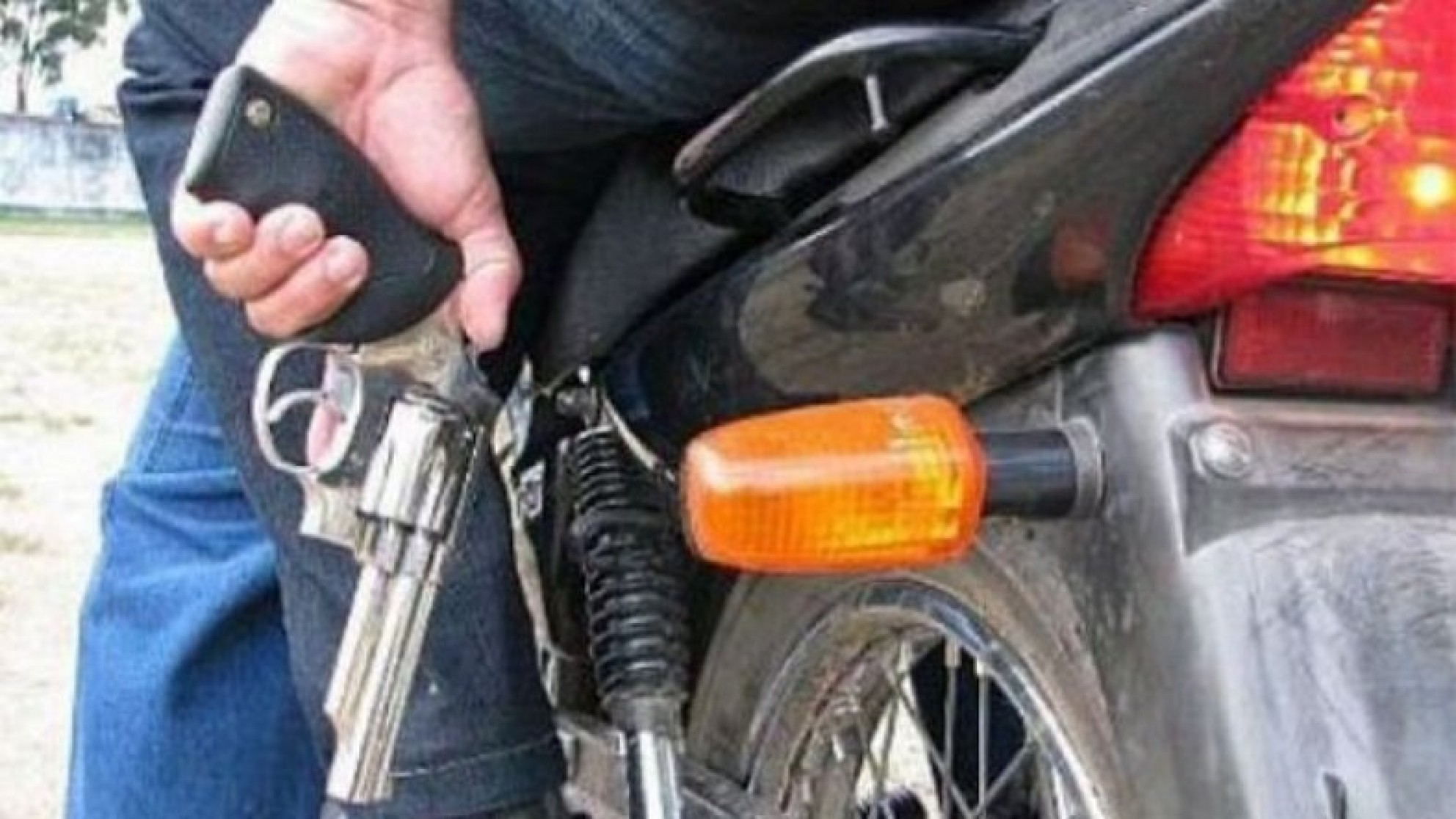 Motochorros armados le robaron todo a un conductor en Luján